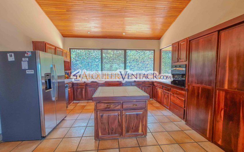 Casa de 450 m2 con piscina propia y vista con 5.500 m2 de lote Escazú
