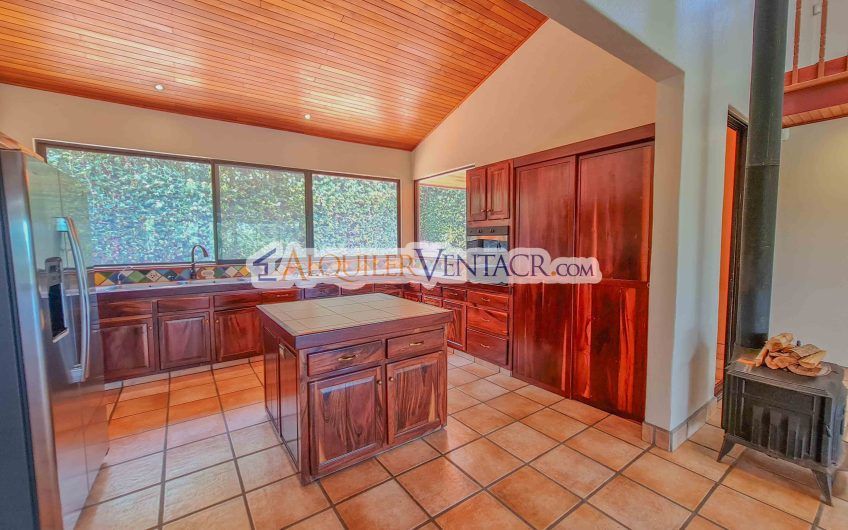 Casa de 450 m2 con piscina propia y vista con 5.500 m2 de lote Escazú
