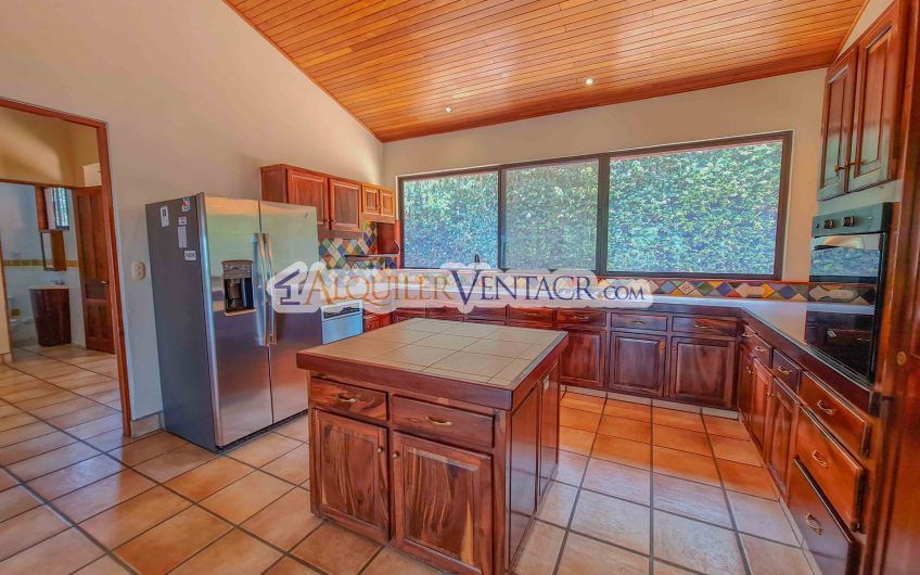Casa de 450 m2 con piscina propia y vista con 5.500 m2 de lote Escazú
