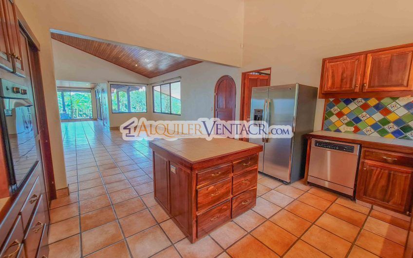 Casa de 450 m2 con piscina propia y vista con 5.500 m2 de lote Escazú