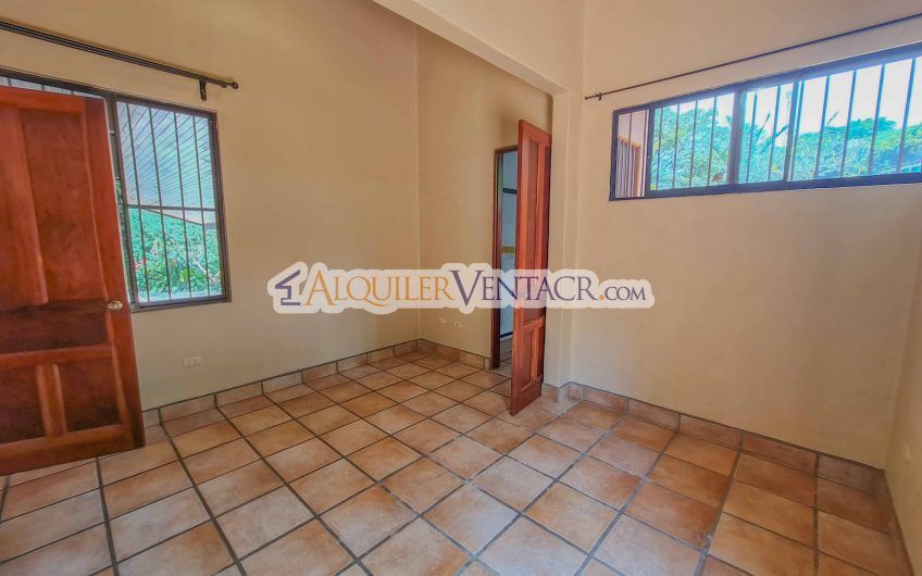 Casa de 450 m2 con piscina propia y vista con 5.500 m2 de lote Escazú