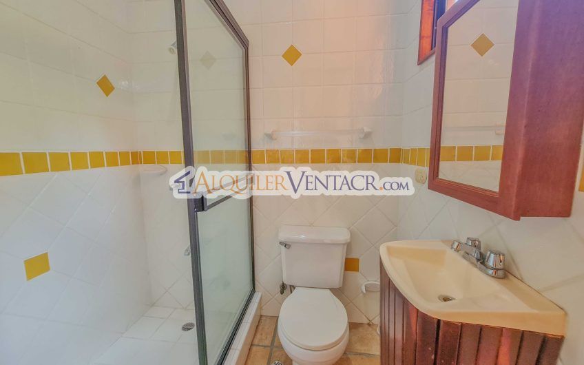 Casa de 450 m2 con piscina propia y vista con 5.500 m2 de lote Escazú
