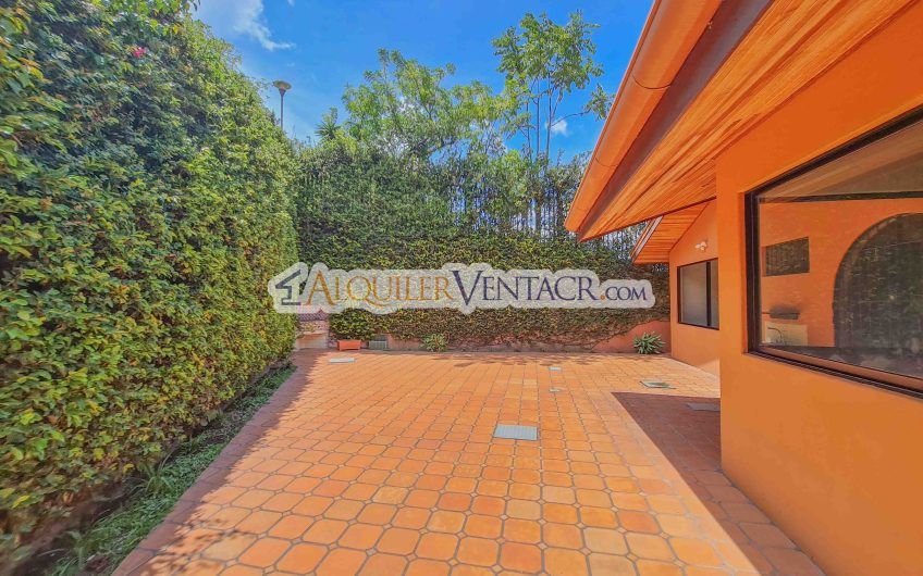 Casa de 450 m2 con piscina propia y vista con 5.500 m2 de lote Escazú