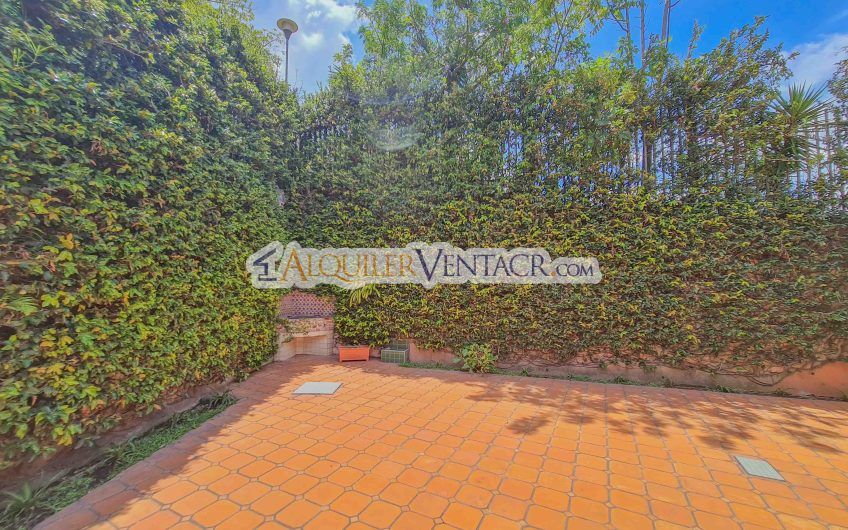 Casa de 450 m2 con piscina propia y vista con 5.500 m2 de lote Escazú