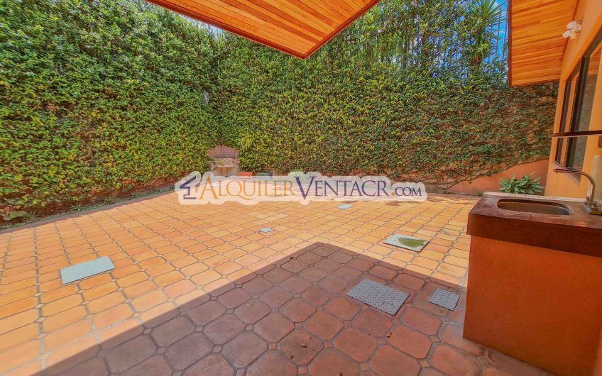 Casa de 450 m2 con piscina propia y vista con 5.500 m2 de lote Escazú