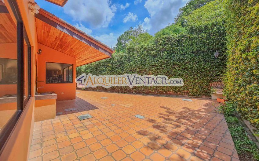 Casa de 450 m2 con piscina propia y vista con 5.500 m2 de lote Escazú