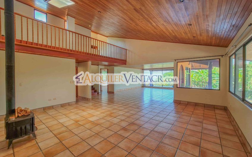 Casa de 450 m2 con piscina propia y vista con 5.500 m2 de lote Escazú
