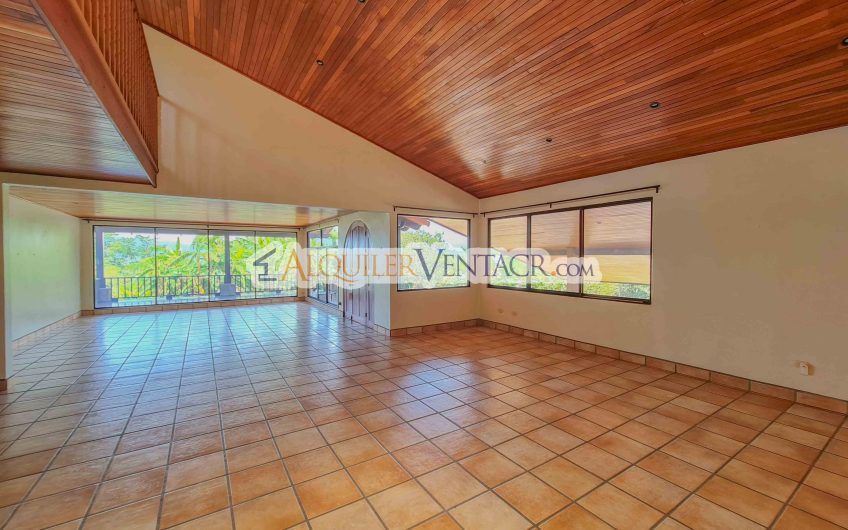 Casa de 450 m2 con piscina propia y vista con 5.500 m2 de lote Escazú