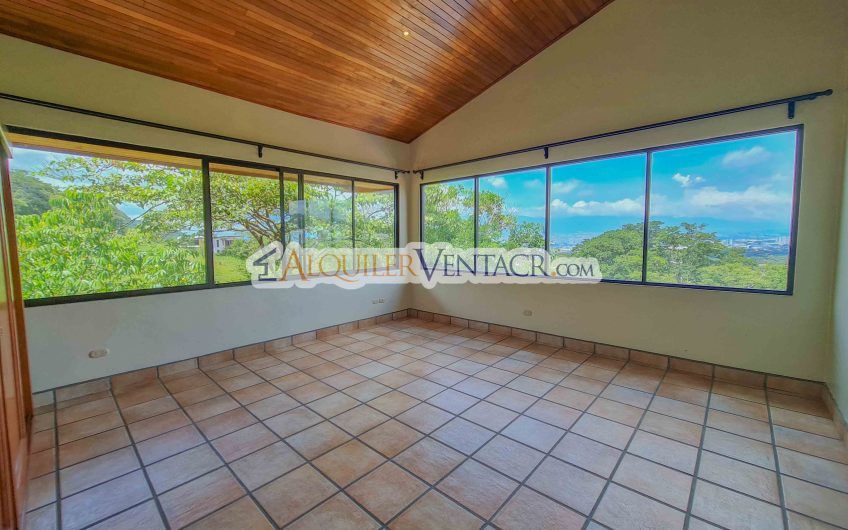 Casa de 450 m2 con piscina propia y vista con 5.500 m2 de lote Escazú