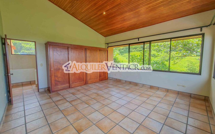 Casa de 450 m2 con piscina propia y vista con 5.500 m2 de lote Escazú