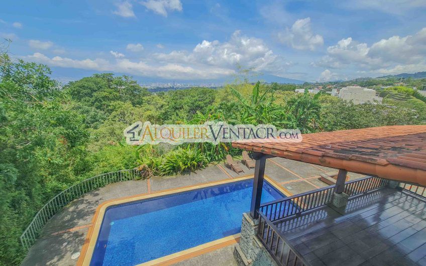 Casa de 450 m2 con piscina propia y vista con 5.500 m2 de lote Escazú