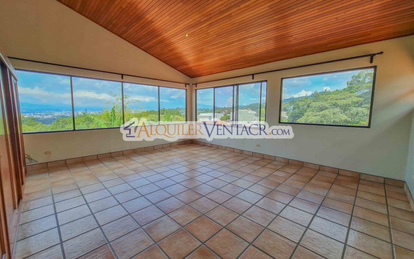 Casa de 450 m2 con piscina propia y vista con 5.500 m2 de lote Escazú