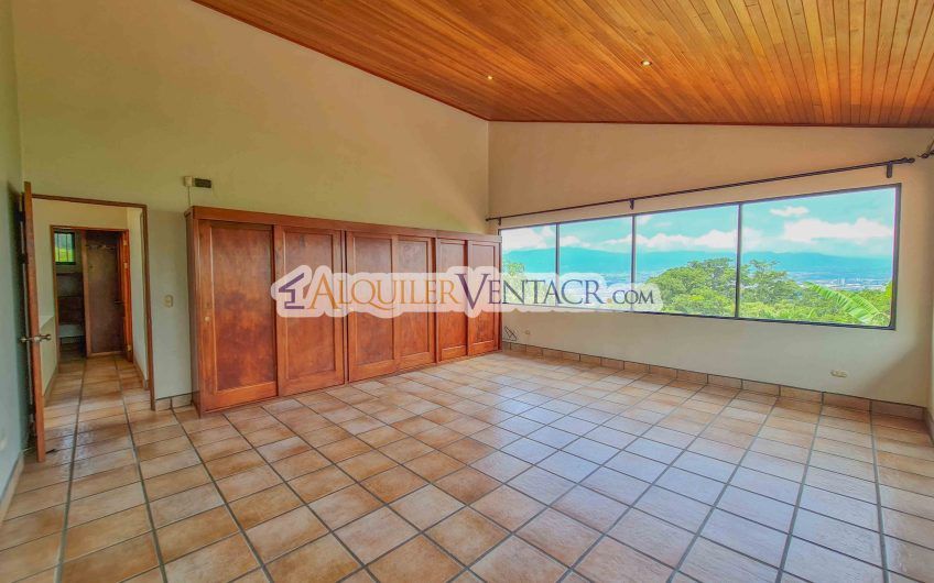 Casa de 450 m2 con piscina propia y vista con 5.500 m2 de lote Escazú