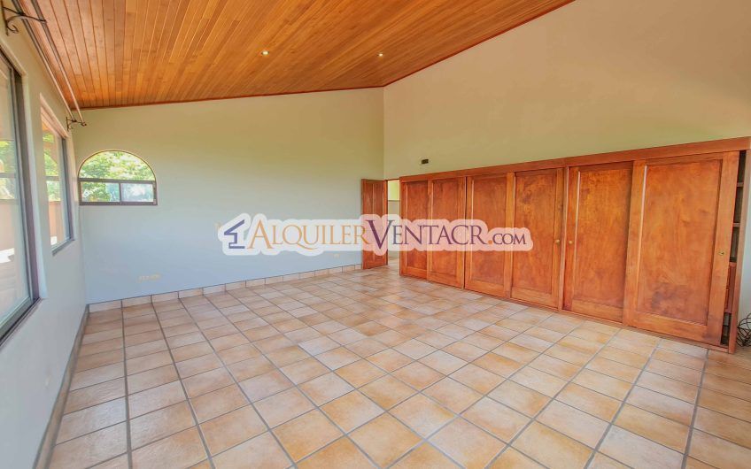 Casa de 450 m2 con piscina propia y vista con 5.500 m2 de lote Escazú