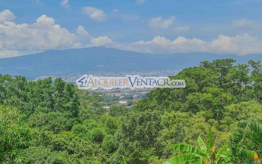 Casa de 450 m2 con piscina propia y vista con 5.500 m2 de lote Escazú