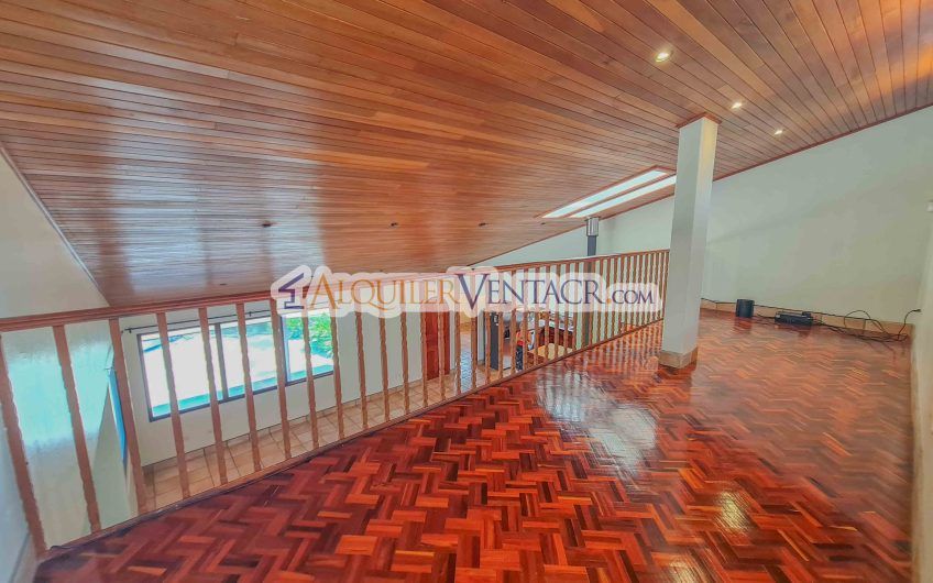 Casa de 450 m2 con piscina propia y vista con 5.500 m2 de lote Escazú