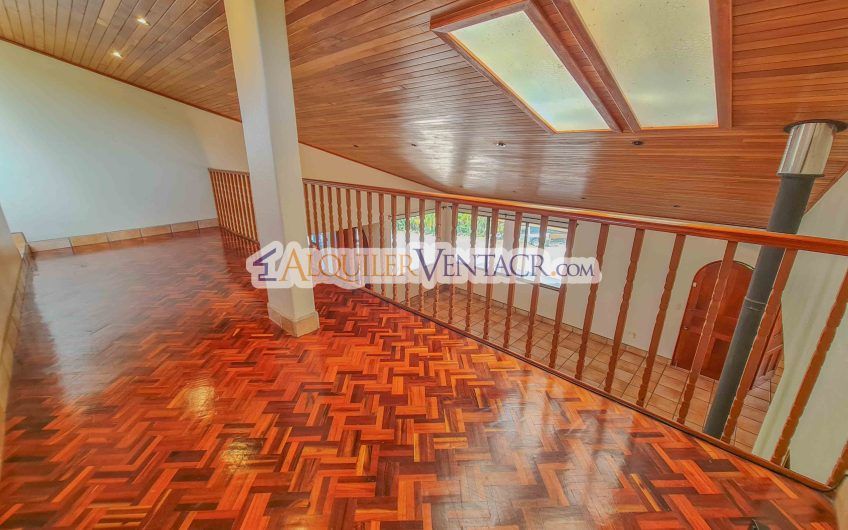 Casa de 450 m2 con piscina propia y vista con 5.500 m2 de lote Escazú
