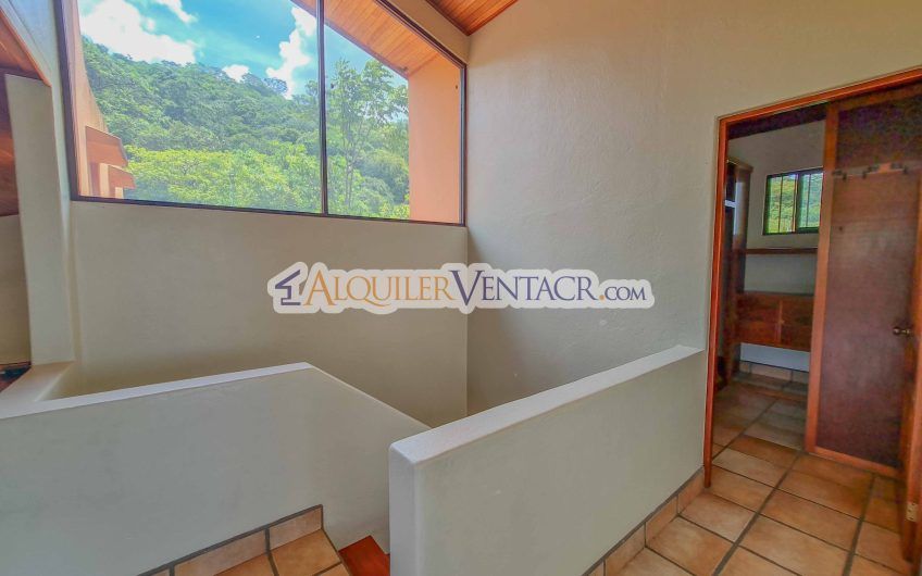 Casa de 450 m2 con piscina propia y vista con 5.500 m2 de lote Escazú