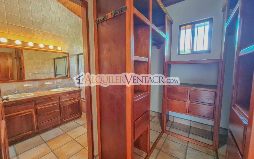 Casa de 450 m2 con piscina propia y vista con 5.500 m2 de lote Escazú