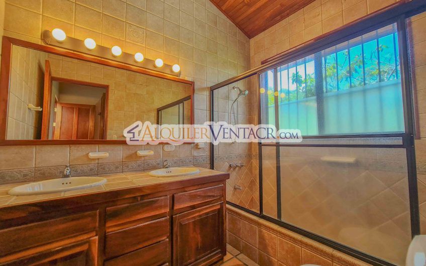 Casa de 450 m2 con piscina propia y vista con 5.500 m2 de lote Escazú