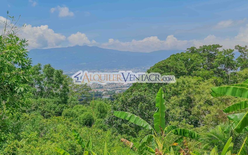 Casa de 450 m2 con piscina propia y vista con 5.500 m2 de lote Escazú