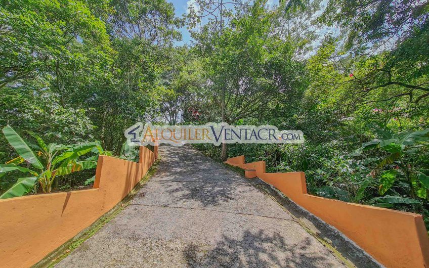 Casa de 450 m2 con piscina propia y vista con 5.500 m2 de lote Escazú