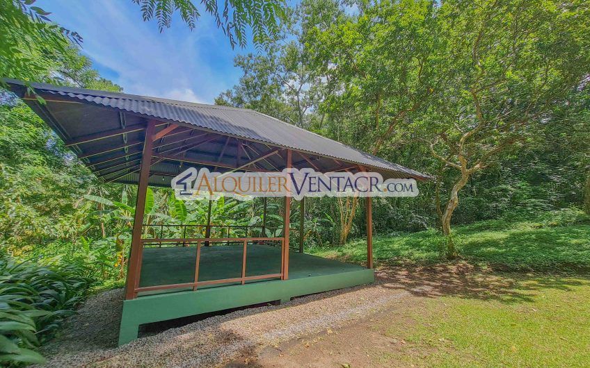 Casa de 450 m2 con piscina propia y vista con 5.500 m2 de lote Escazú