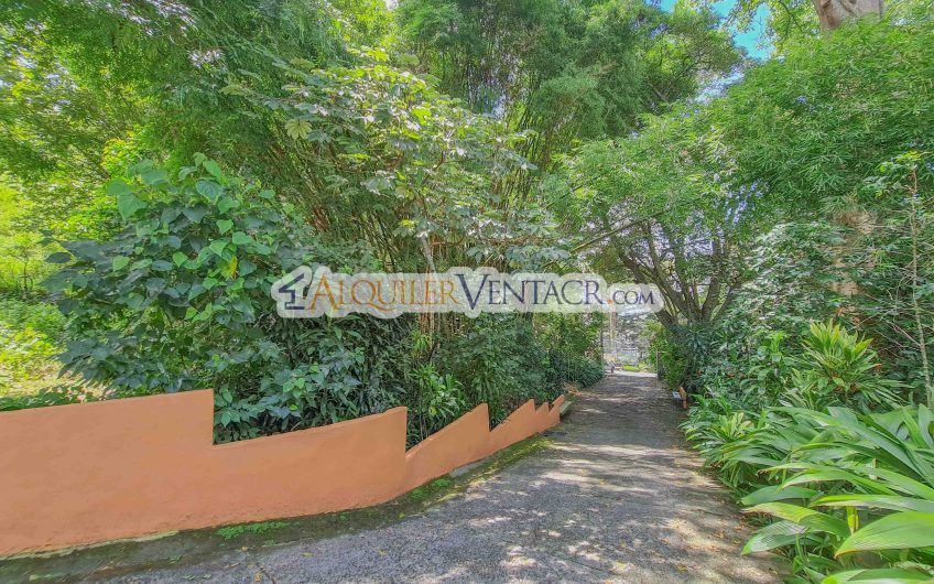 Casa de 450 m2 con piscina propia y vista con 5.500 m2 de lote Escazú