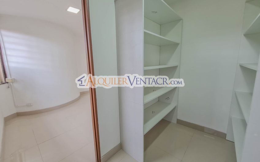Apartamento + bodega (con uso suelo ZMRC) en Sabana Sur x Torre Universal