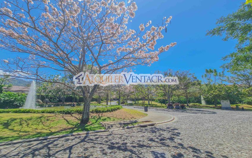 La Hacienda del Bosque Santa Ana! Casa de una planta con 1.010 m2 lote