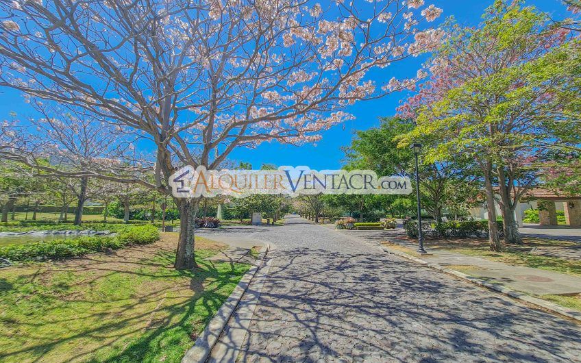La Hacienda del Bosque Santa Ana! Casa de una planta con 1.010 m2 lote