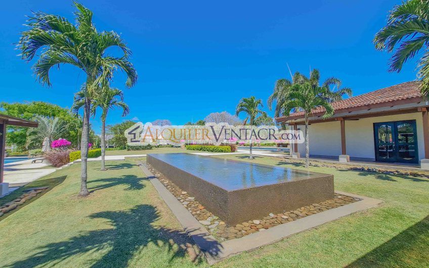 La Hacienda del Bosque Santa Ana! Casa de una planta con 1.010 m2 lote