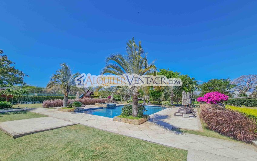 La Hacienda del Bosque Santa Ana! Casa de una planta con 1.010 m2 lote