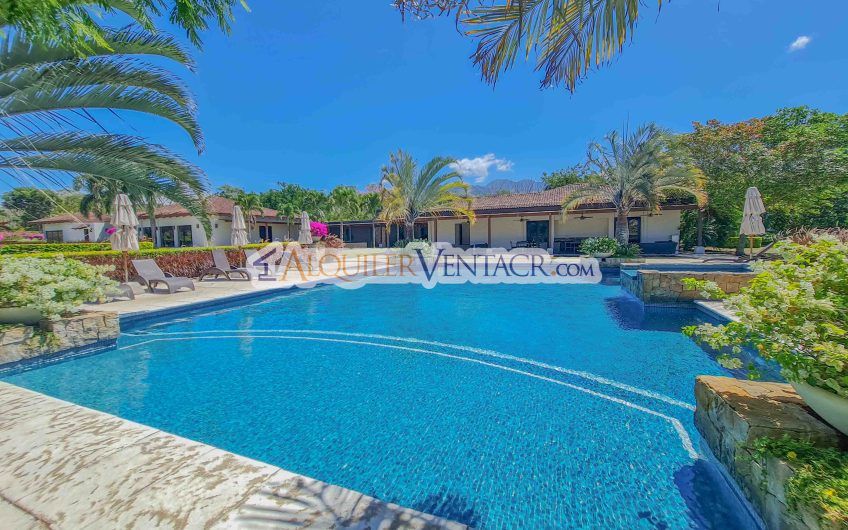 La Hacienda del Bosque Santa Ana! Casa de una planta con 1.010 m2 lote
