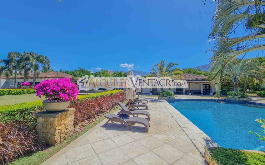 La Hacienda del Bosque Santa Ana! Casa de una planta con 1.010 m2 lote