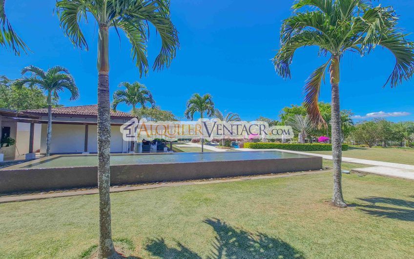 La Hacienda del Bosque Santa Ana! Casa de una planta con 1.010 m2 lote