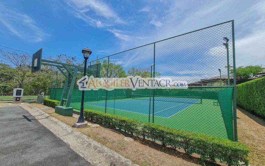 Puerta de Hierro Santa Ana! Condo de 3 habit. con jardín