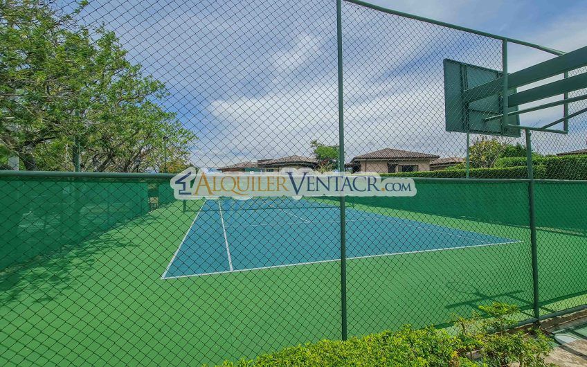 Puerta de Hierro Santa Ana! Condo de 3 habit. con jardín