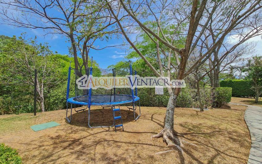 Puerta de Hierro Santa Ana! Condo de 3 habit. con jardín