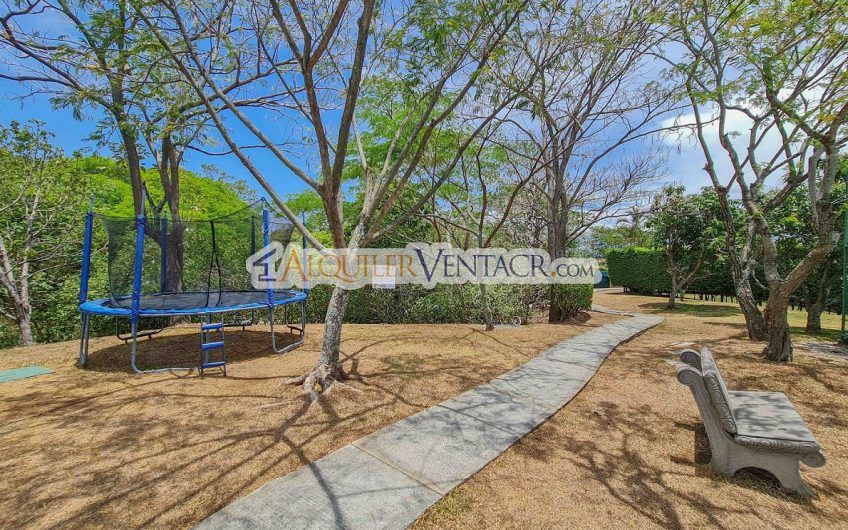 Puerta de Hierro Santa Ana! Condo de 3 habit. con jardín