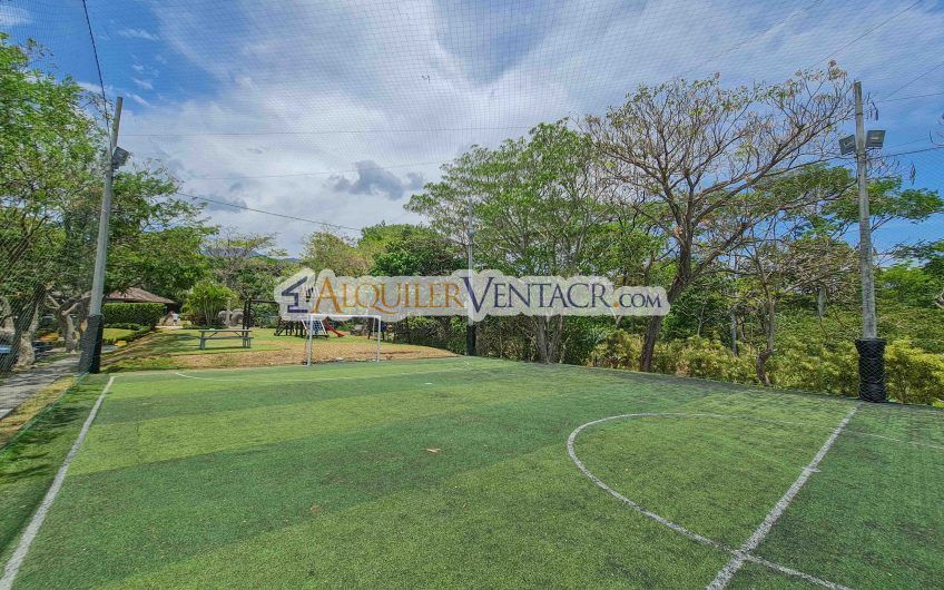 Puerta de Hierro Santa Ana! Condo de 3 habit. con jardín