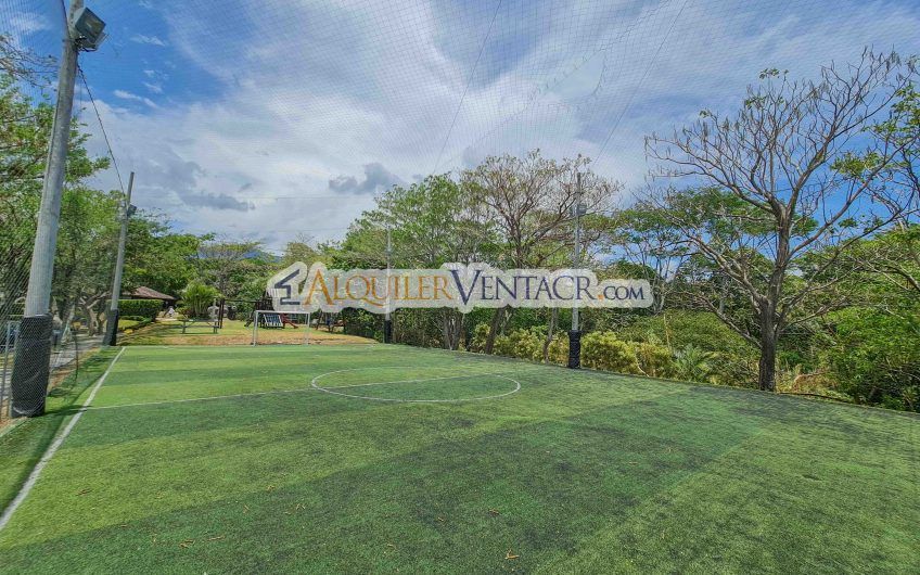 Puerta de Hierro Santa Ana! Condo de 3 habit. con jardín