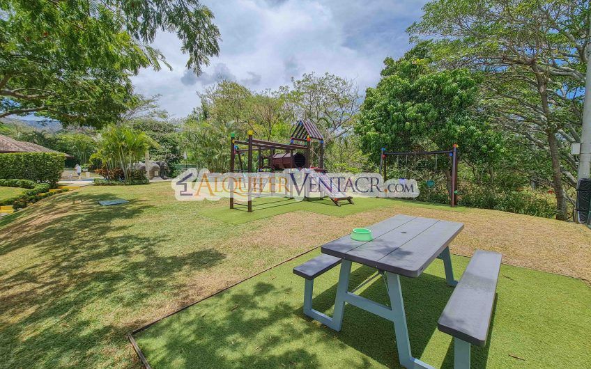 Puerta de Hierro Santa Ana! Condo de 3 habit. con jardín