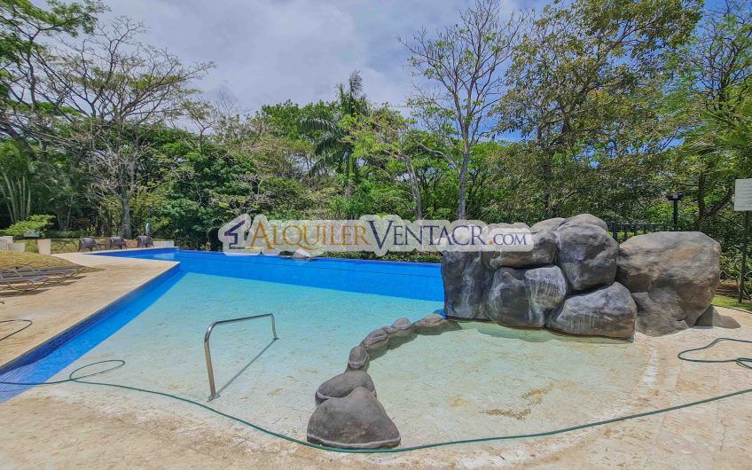 Puerta de Hierro Santa Ana! Condo de 3 habit. con jardín