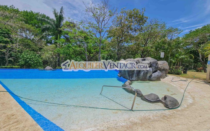 Puerta de Hierro Santa Ana! Condo de 3 habit. con jardín