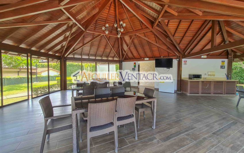 Puerta de Hierro Santa Ana! Condo de 3 habit. con jardín