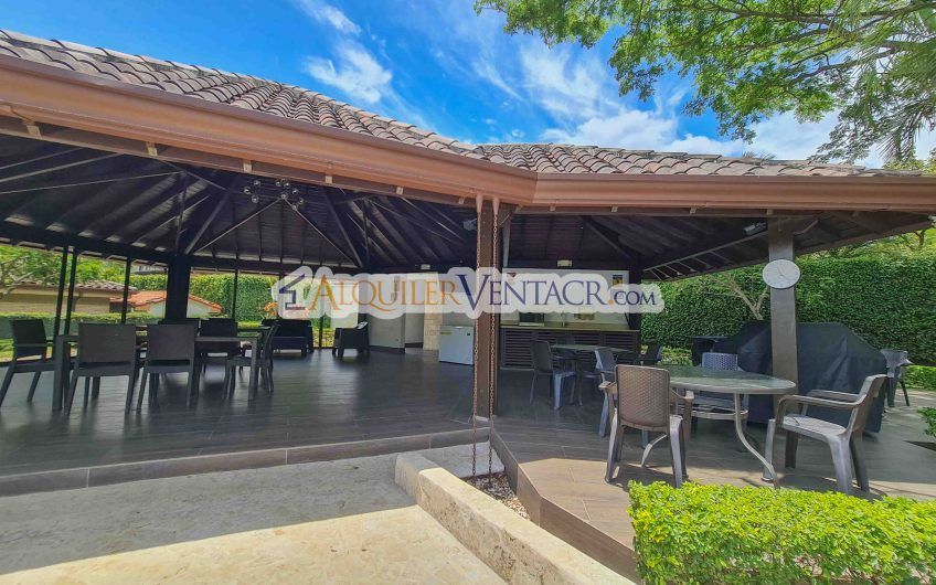 Puerta de Hierro Santa Ana! Condo de 3 habit. con jardín