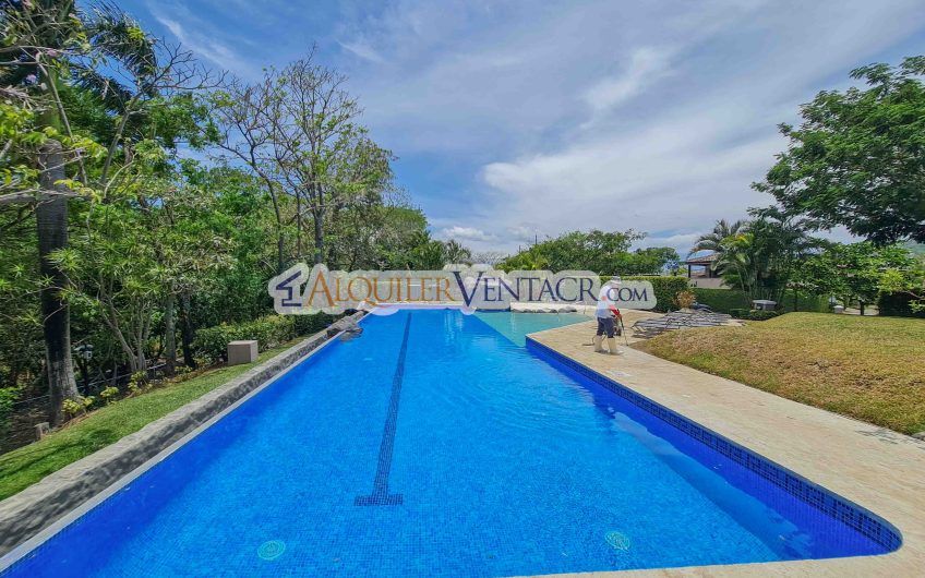 Puerta de Hierro Santa Ana! Condo de 3 habit. con jardín