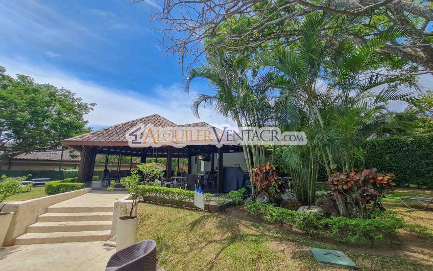 Puerta de Hierro Santa Ana! Condo de 3 habit. con jardín