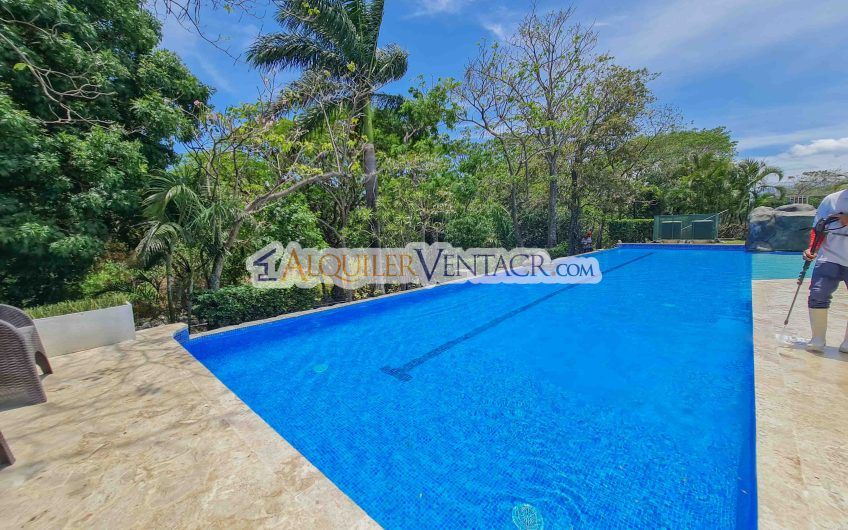 Puerta de Hierro Santa Ana! Condo de 3 habit. con jardín